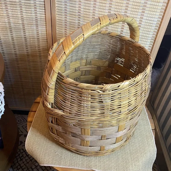 Vintage Basket - Picture 3 of 8
